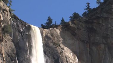 Yosemite Ulusal Parkı 'ndan orta ölçekli şelale