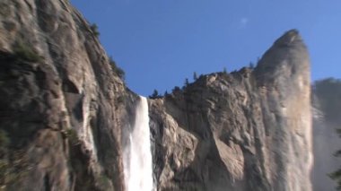 Yosemite Ulusal Parkı 'nda şelale yakınlaşması