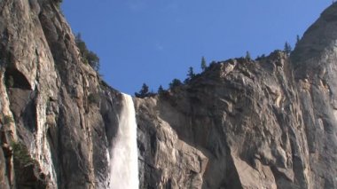 Yosemite Ulusal Parkı 'nda orta ölçekli şelale