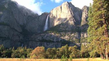 Yosemite Ulusal Parkı 'nda şelaleli büyük dağlar