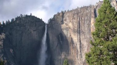 Gölgedeki şelaleden uzaklaşın.