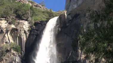 Dağ manzarasından orta ölçekli şelale