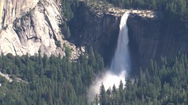 Şelaleden ölüm ağacına zum yap