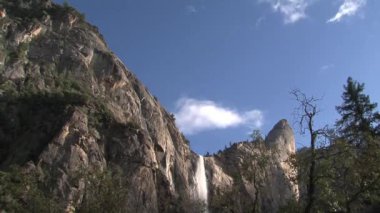 Bulutlar ve şelale zamanı Yosemite Milli Parkı 'nı aştı