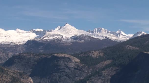 Montañas Nevadas Alejarse — Vídeos de Stock