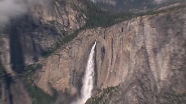 Zoom Out Una Grande Cascata Vicino — Video Stock