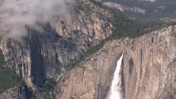 Zoom Fuera Una Gran Cascada — Vídeos de Stock