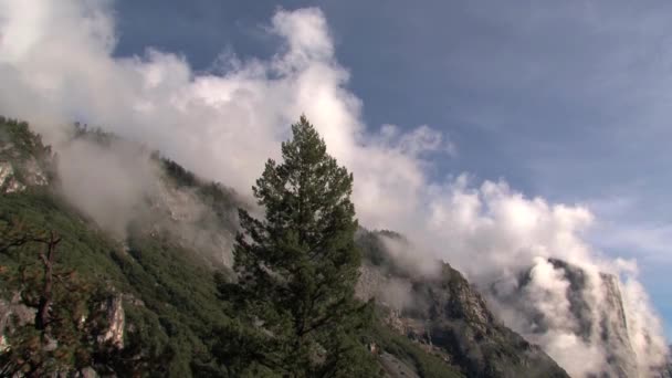 Draaien Van Wolken Naar Landschap — Stockvideo