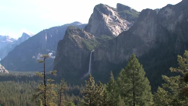Krajobraz Parku Narodowego Yosemite Wodospadem — Wideo stockowe