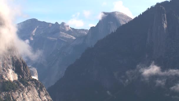 Montagnes zoom arrière le matin