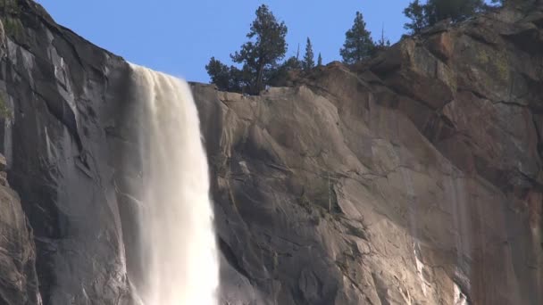 Vattenfall Zooma Yosemite National Park — Stockvideo