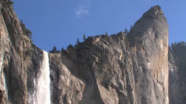 Montaña Con Cascada Parque Nacional Yosemite — Vídeo de stock