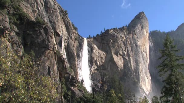 有瀑布的约塞米蒂国家公园景观 — 图库视频影像