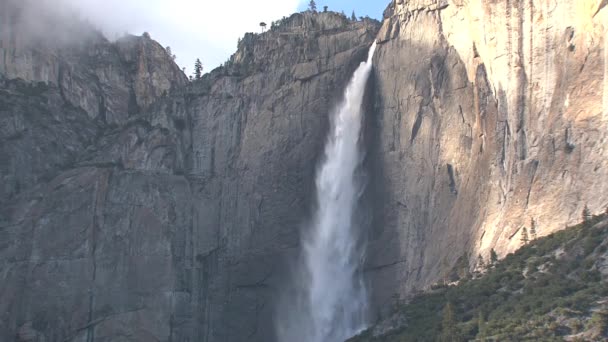 Grandes Montañas Con Cascada Parque Nacional Yosemite Zoom Out — Vídeo de stock
