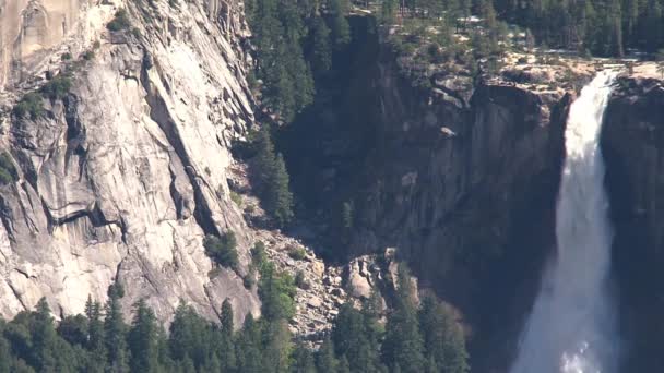 Grande Cascata Tra Montagne — Video Stock