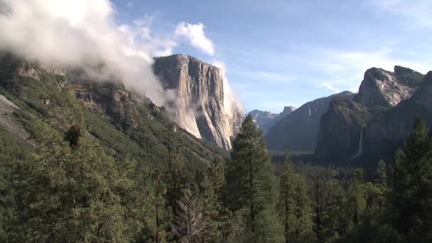 Nubes Timelapse Moviéndose Por Encima Las Montañas — Vídeos de Stock