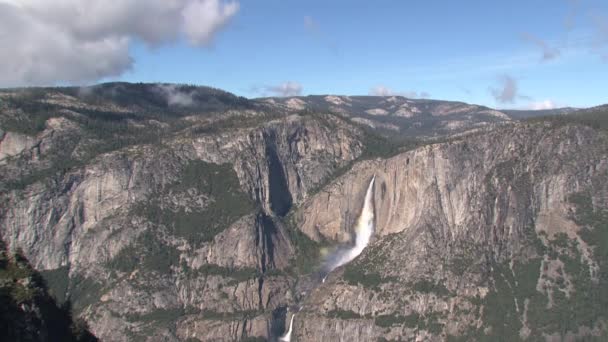 Ландшафт Национального Парка Йосемити Время Горами Облаками Водопадами — стоковое видео