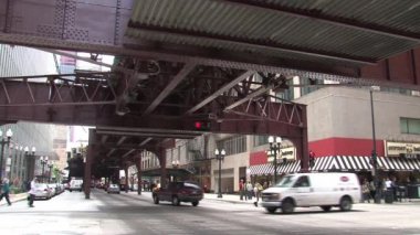 Chicago şehir merkezine giden okul otobüsü.