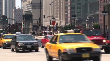 Sarı taksi Chicago şehir merkezine gidiyor.
