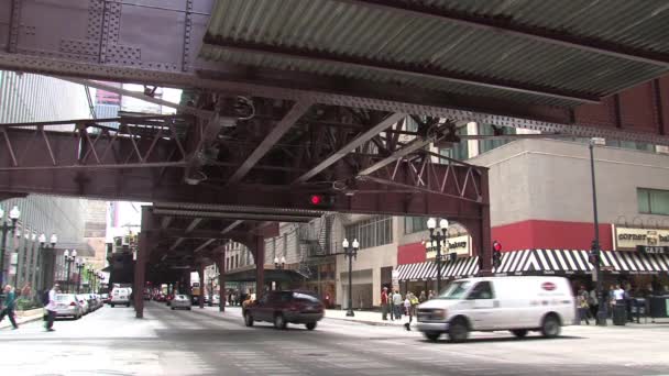 Schulbus Fährt Die Innenstadt Von Chicago — Stockvideo