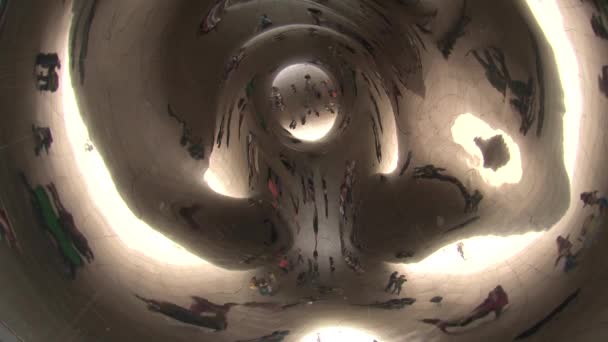 芝加哥千禧年公园的豆子下面 — 图库视频影像