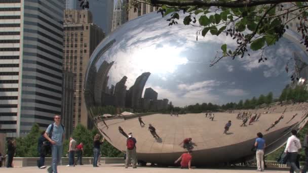 Gente Caminando Por Bean Millennium Park Chicago — Vídeo de stock