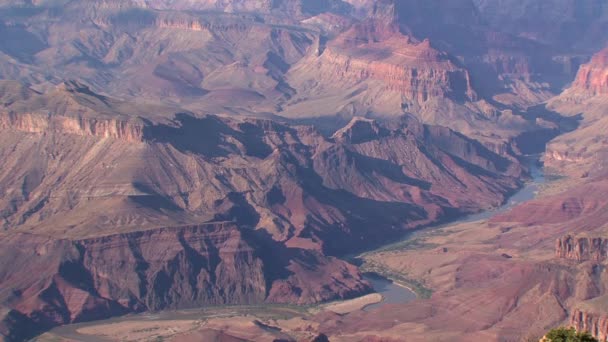 Zoom Out Πίσω Από Ένα Ποτάμι Στο Grand Canyon — Αρχείο Βίντεο