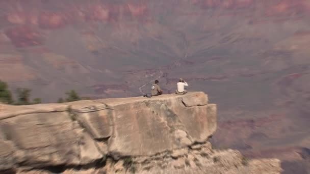 Zooma Från Turister Som Sitter Klipporna Grand Canyon — Stockvideo