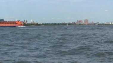 Feribot Ellis Adası, New York 'tan geçiyor.