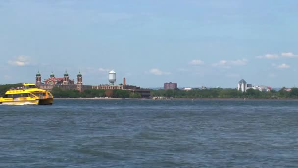 Θαλάσσιο Ταξί Που Περνάει Από Νησί Έλις Της Νέας Υόρκης — Αρχείο Βίντεο