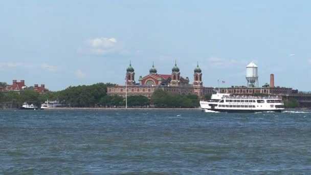 Ferry Que Pasa Por Ellis Island Nueva York — Vídeo de stock