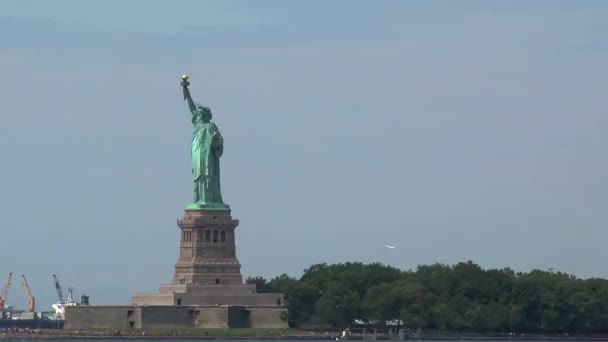 Статуя Свободы Нью Йорке — стоковое видео