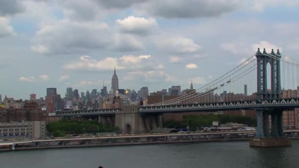 ブルックリンブリッジニューヨークズームアウト — ストック動画