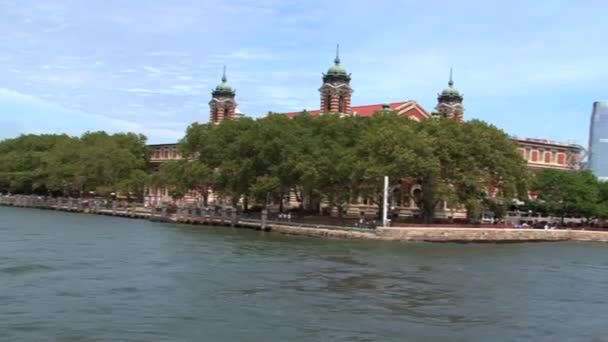 Fähre Passiert Ellis Island New York City — Stockvideo