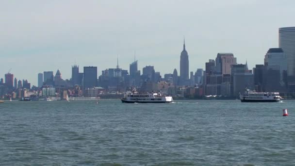 Färjor Framför Skyline Nyc — Stockvideo