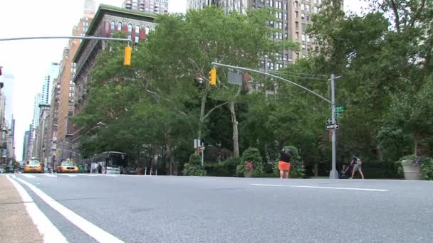 Taxis Pasando Por Ciudad Nueva York — Vídeo de stock