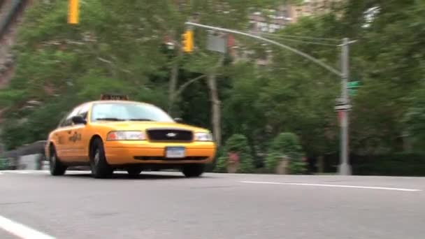Taxis Pasando Por Ciudad Nueva York — Vídeo de stock