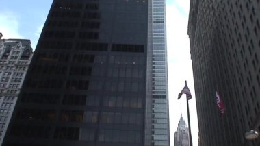 Manhattan, New York 'ta gökdelen ve Amerikan bayrağı