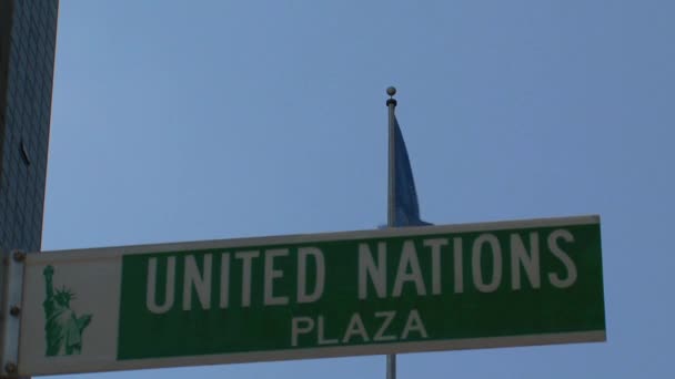 Flagge Der Vereinten Nationen Und Zeichen New York City — Stockvideo