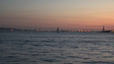 New York 'ta günbatımında Özgürlük Heykeli