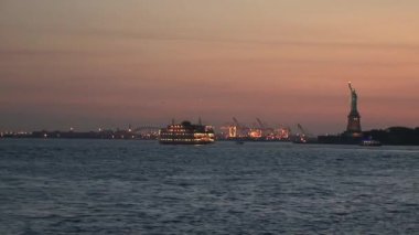Gece vakti Özgürlük Heykeli New York Şehri