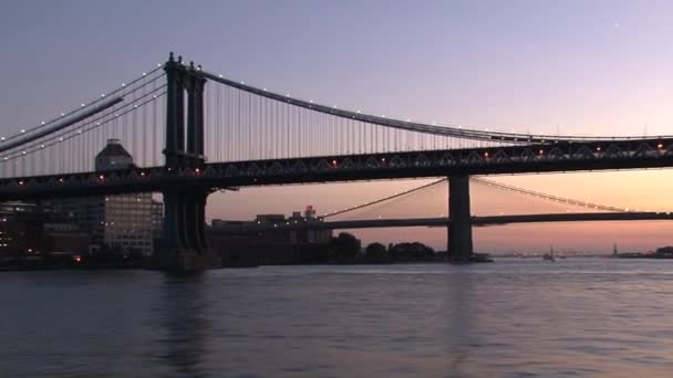 纽约的曼哈顿大桥和布鲁克林大桥 日落时分在东河渡口 — 图库视频影像