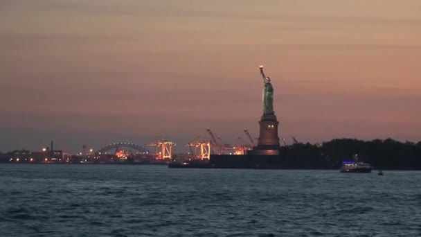 Frihetsgudinnan Natten New York City — Stockvideo