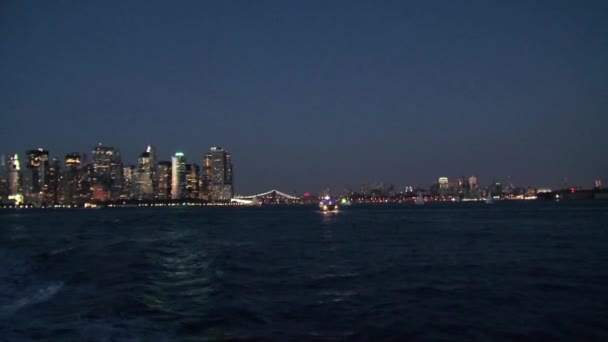 Vrijheidsbeeld Nachts New York City — Stockvideo