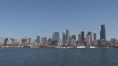 Seattle Skyline feribottan görünüyor.