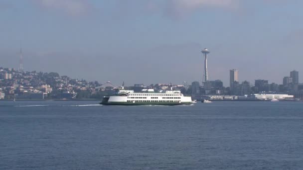 Ferry Pasando Por Delante Aguja Espacial Seattle — Vídeo de stock