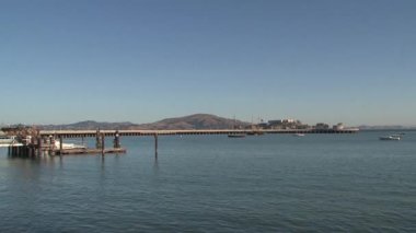 Arka planda Alcatraz olan San Francisco körfezi