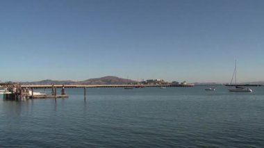 Sabah Alcatraz 'la birlikte San Francisco körfezinde yüzüyordu.
