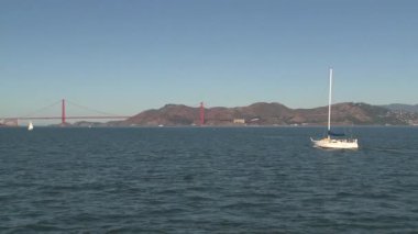 Sabah yelkenliyle Golden Gate Köprüsü 'nde.