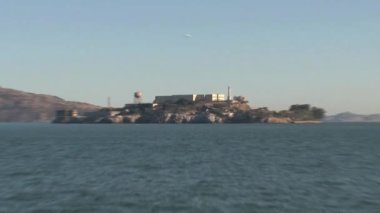 Sabah Alcatraz uzaklaşır